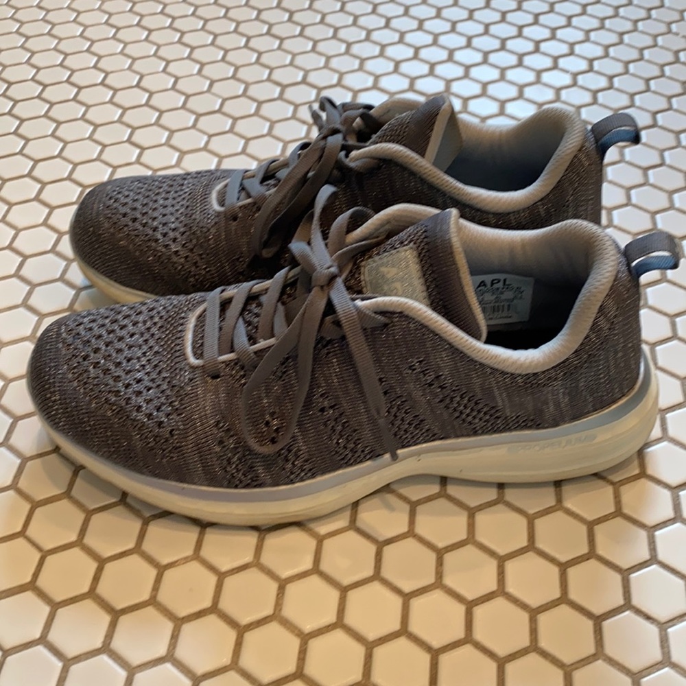 Women’s APL TechLoom Pro sneaker sz 9